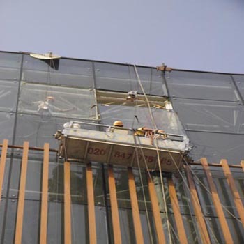 大厦玻璃外墙安装与建筑幕墙玻璃设计 现代城市的天际线艺术